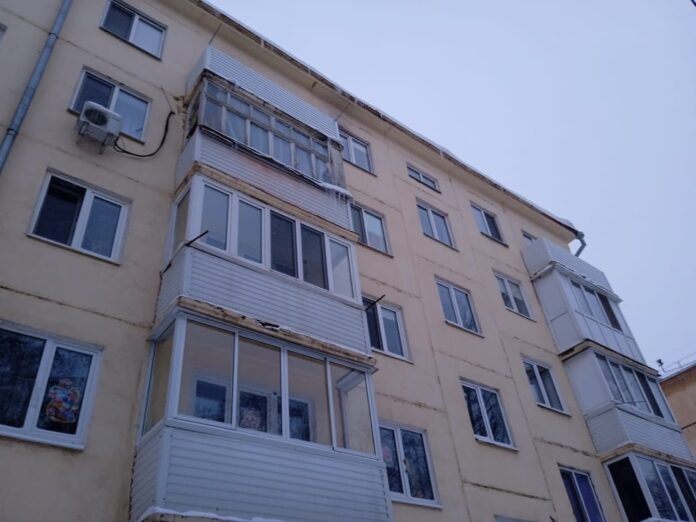 В Уфе на 11-летнего ребенка с крыши многоэтажки упала наледь