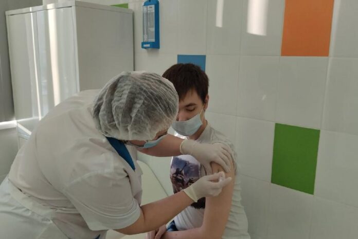 В Башкирии от коронавируса вакцинировались почти 2 тысячи школьников
