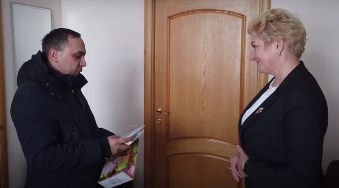 Уфимские активисты подарили председателю Госкомитета по тарифам калькулятор