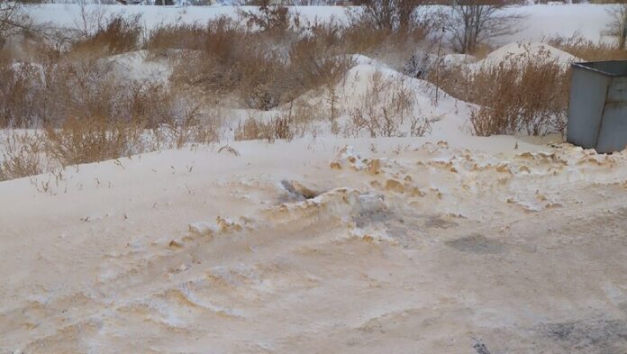 Желтый налет на снегу в Сибае оказался загрязняющим веществом