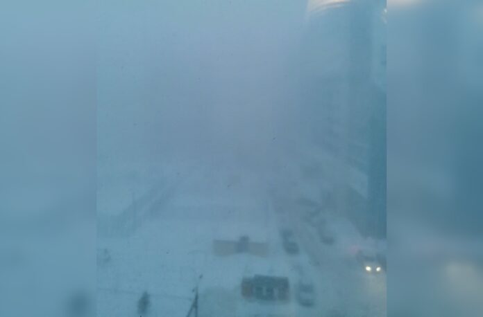 Жители южных городов Башкирии сегодня утром, 28 января, вновь почувствовали едкий запах и заметили густой туман