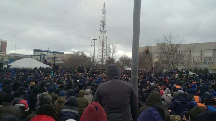 Нурсултан Назарбаев ушел в отставку из-за массовых протестов в Казахстане