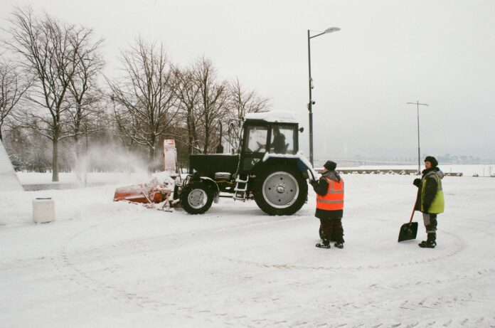 «Никогда такого безобразия не было!»: жители башкирской столицы массово жалуются на неубранный снег