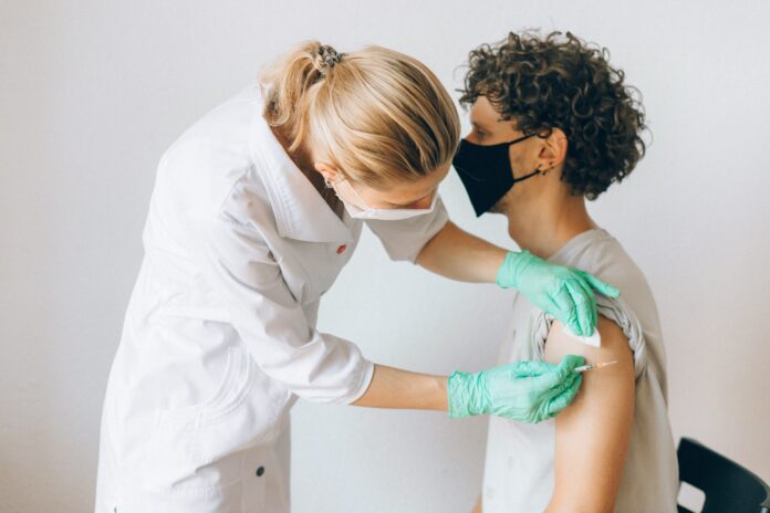 Минздрав опубликовал список противопоказаний к вакцинации от коронавируса