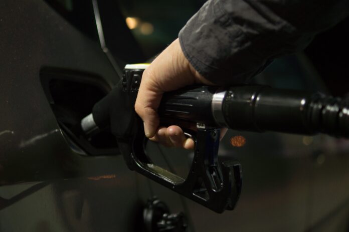 Бензин в России со средней стоимостью 51 рубль 30 копеек за литр стал вторым по дешевизне в Европе.