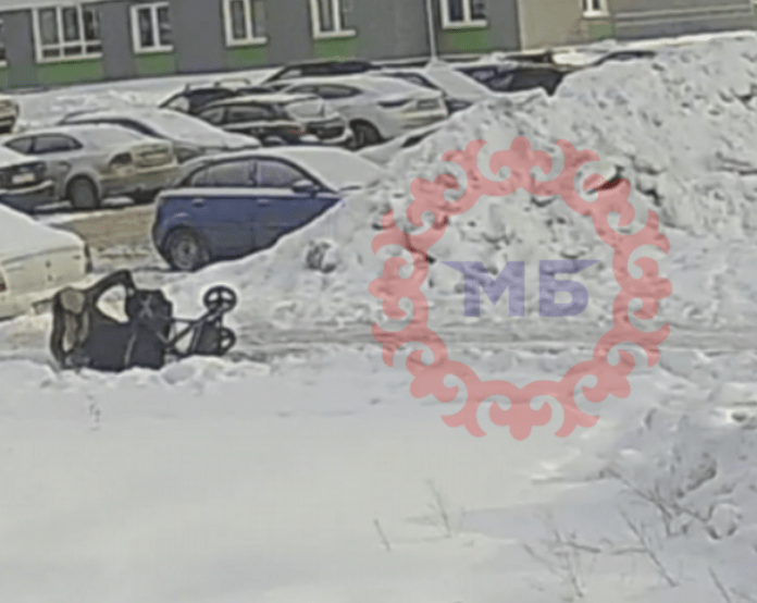 Сегодня, 7 февраля, в уфимском микрорайоне Кузнецовский затон молодая мать уронила ребенка с коляской из-за сугробов. Инцидент попал на камеру видеонаблюдения.