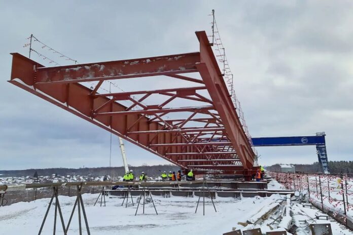 На Восточном выезде из Уфы сегодня, 2 февраля, дали старт работам по надвижке пролетного строения нового моста.