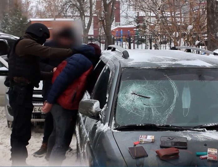 Полицейские задержали предполагаемых грабителей, которые из банка в центре Уфе вынесли 4 миллиона рублей.