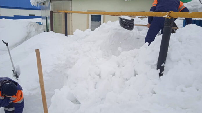 В селе Башкирии не могла выйти из дома из-за падения снега с крыши