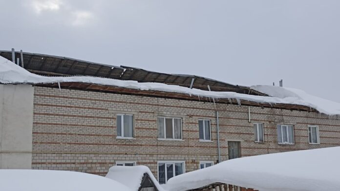 В селе Башкирии частично обрушилась крыша жилого дома