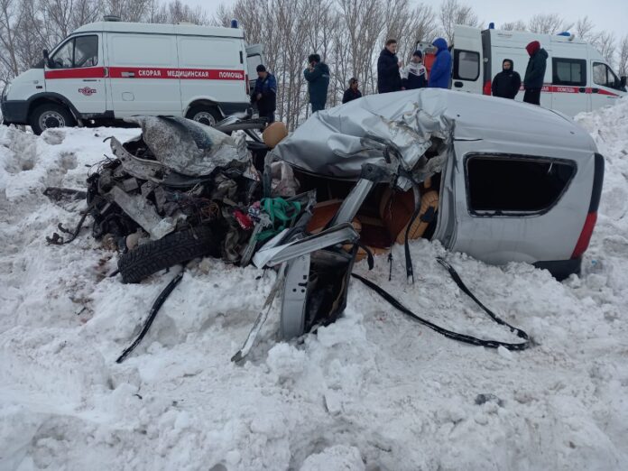 В Башкирии водитель легковушки скончался в ДТП с КамАЗом