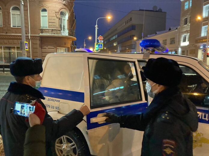 В Уфе во время одиночного пикета против войны с Украиной задержали журналистку Дарью Кучеренко
