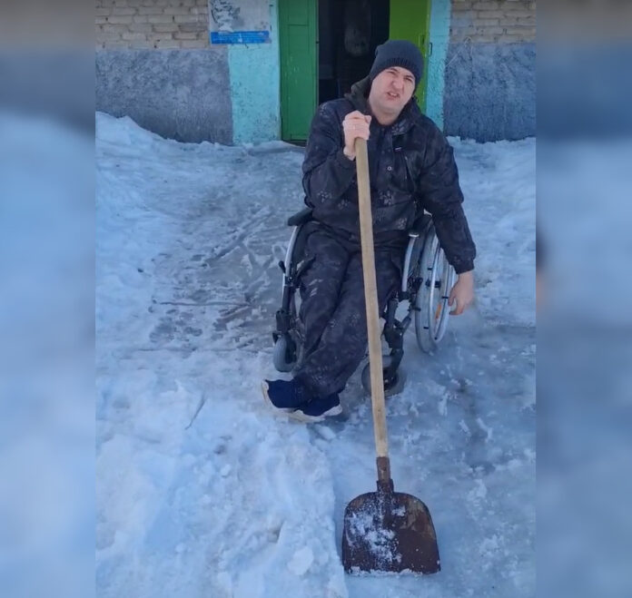 Уфимец на инвалидной коляске вынужден расчищать двор от снега