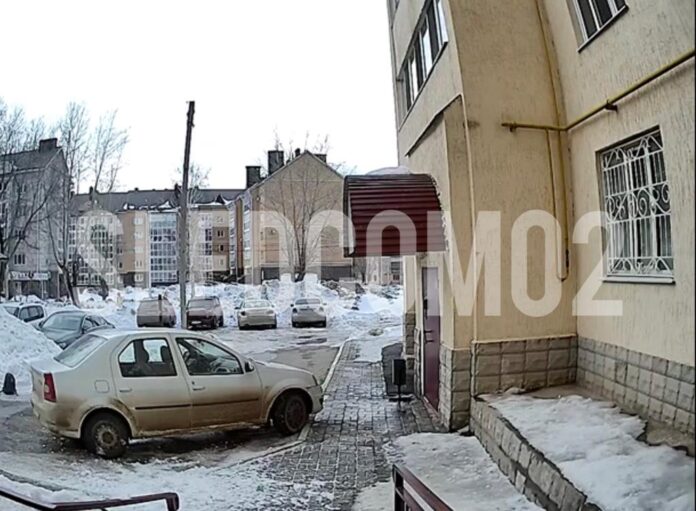 В Башкирии возбудили уголовное дело из-за падения снега с крыши дома на 4-летнего ребенка