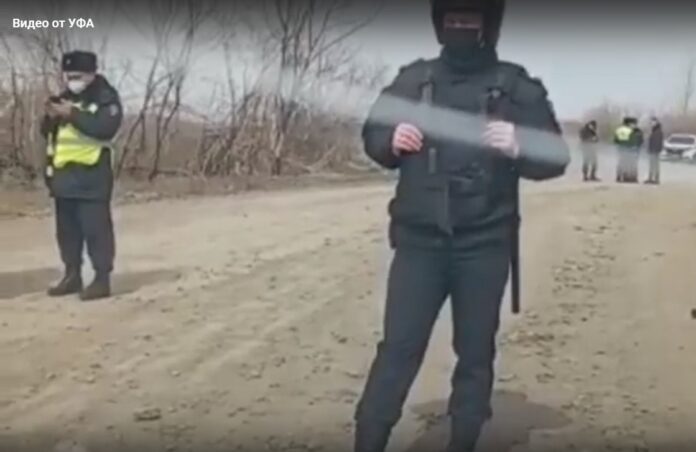 В Башкирии полицейские на дали провести людям флешмоб против незаконной золотодобычи