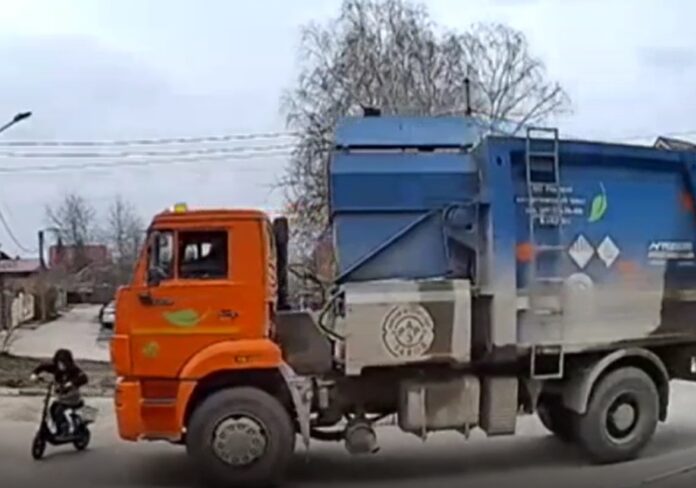 В Башкирии водитель мусоровоза сбил 7-летнего мальчика на самокате