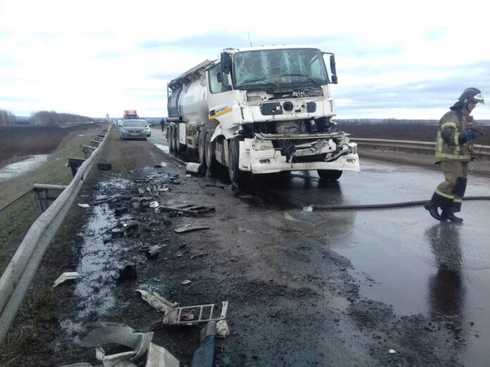 В Башкирии произошло смертельное ДТП с КамАЗом и грузовиком