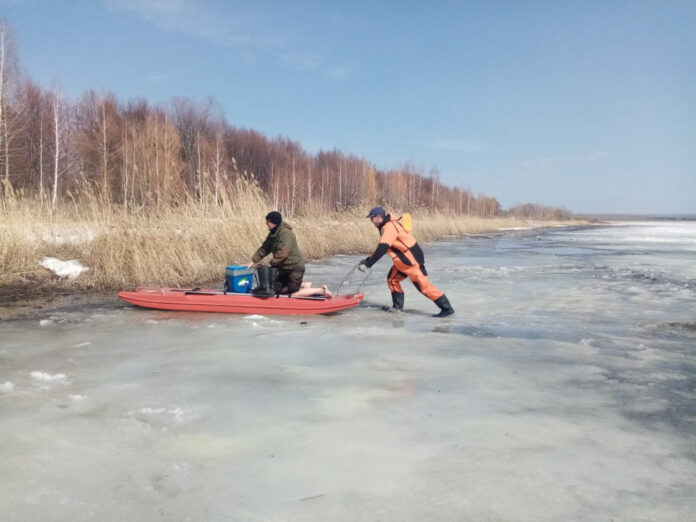 В Башкирии спасли рыбаков, которые провалились под лед