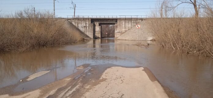 В Иглинском районе Башкирии ограничили проезд из-за затопленной дороги