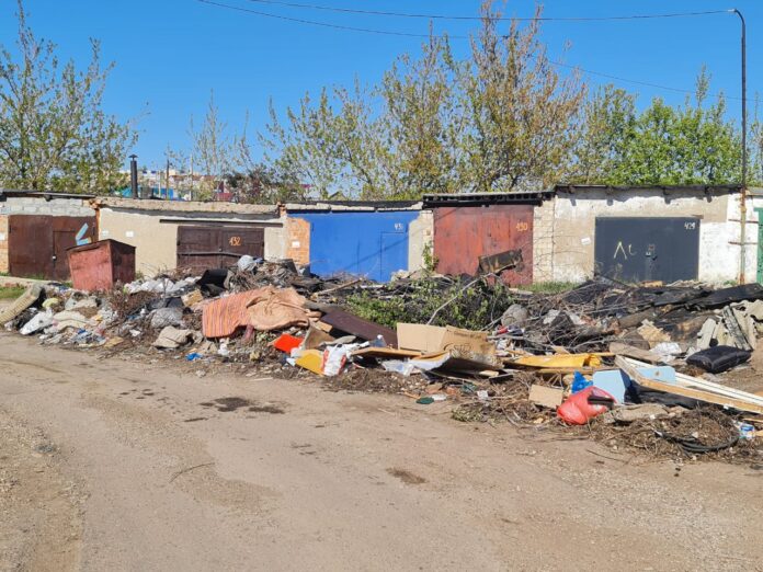 «Вонь стоит ужасная»: жители Кумертау жалуются на редкий вывоз мусора