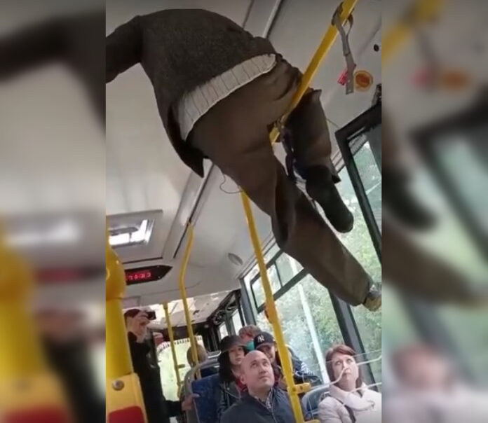 Уфимский человек-паук: пассажир автобуса повис на поручнях и отказывался спускаться