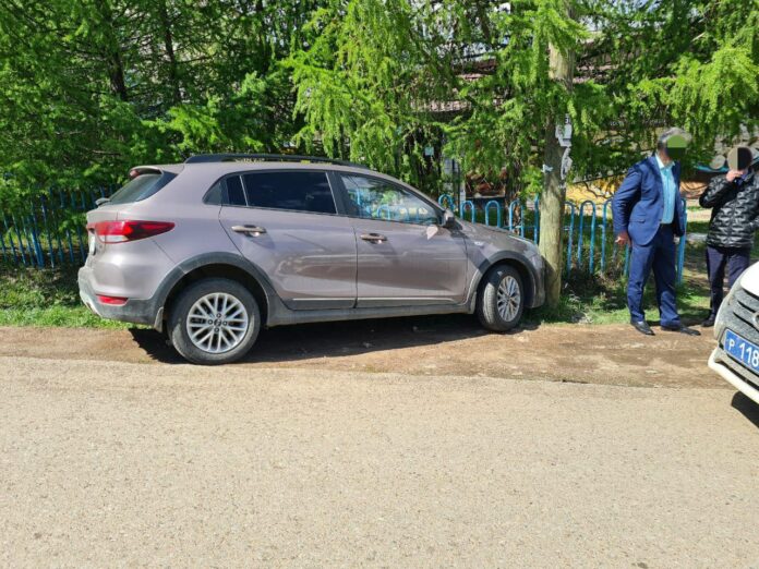 В Башкирии женщину прижало машиной к столбу