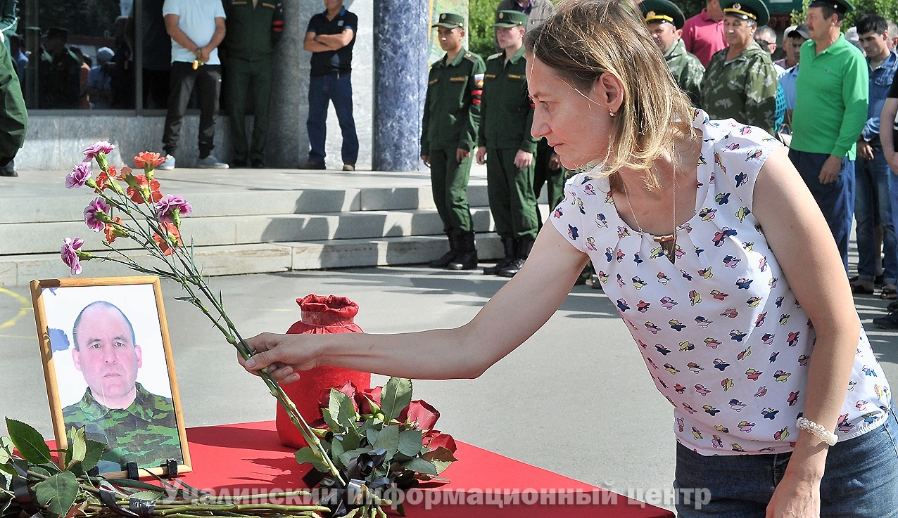 Добровольцы погибают. В Учалах простились с погибшим на Украине. Прощание с погибшими на Украине. Учалы прощание с летчиком.