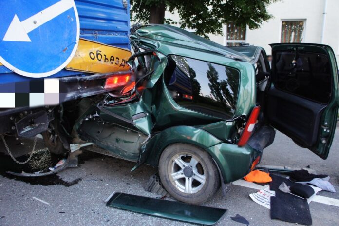 В Уфе при столкновении с КАМАЗом погиб водитель легкового авто
