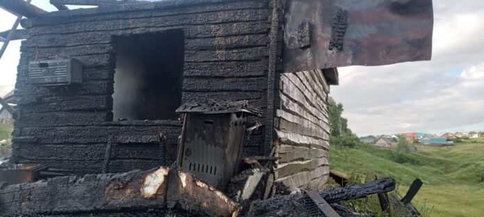 В Башкирии при пожаре жилого дома скончался мужчина