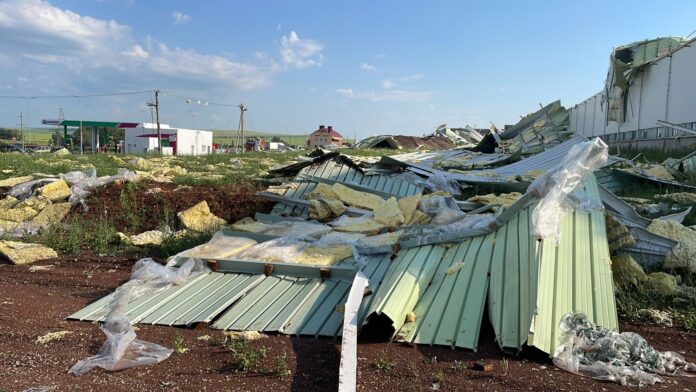 В Башкирии ураганный ветер снес крыши детского сада и школы