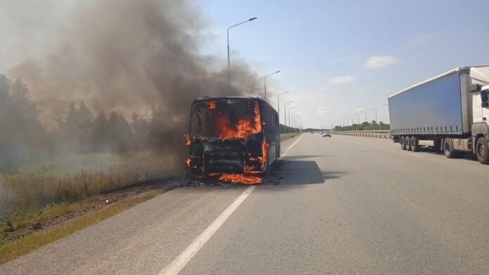 В Башкирии загорелся автобус с 22 пассажирами