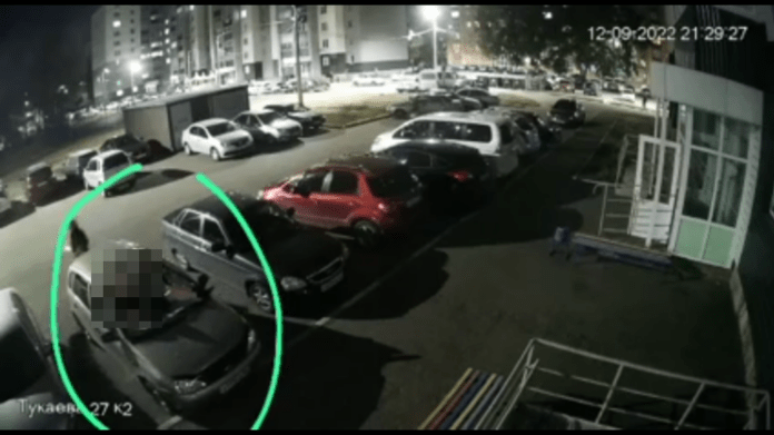 В Башкирии молодой мужчина упал на припаркованный автомобиль