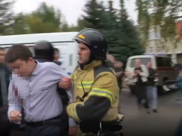 Глава МВД России наградил ученика ижевской школы, который вывел детей во время стрельбы