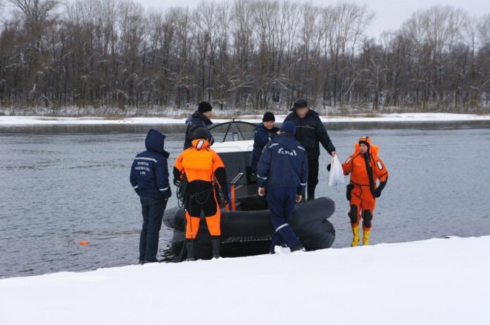В Уфе спасатели вытащили рыбака, провалившегося под лед