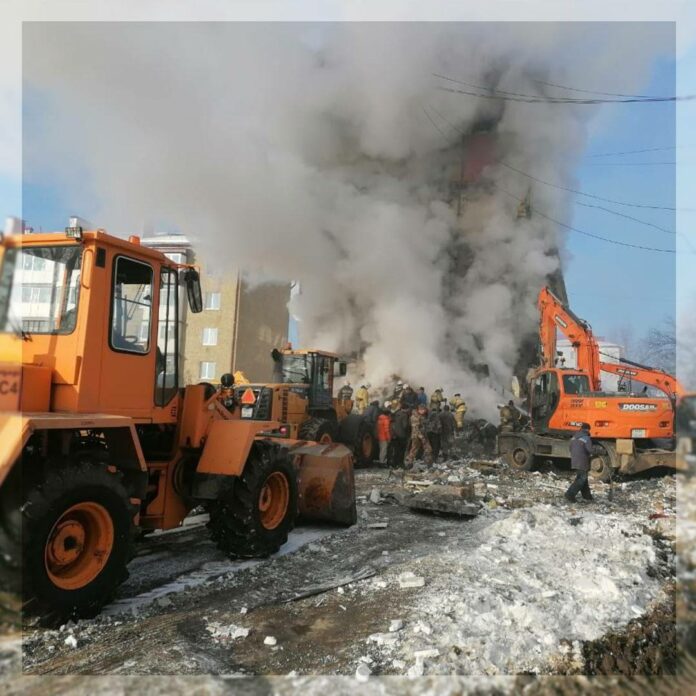 Девять человек погибли на Сахалине при взрыве газа в пятиэтажном доме