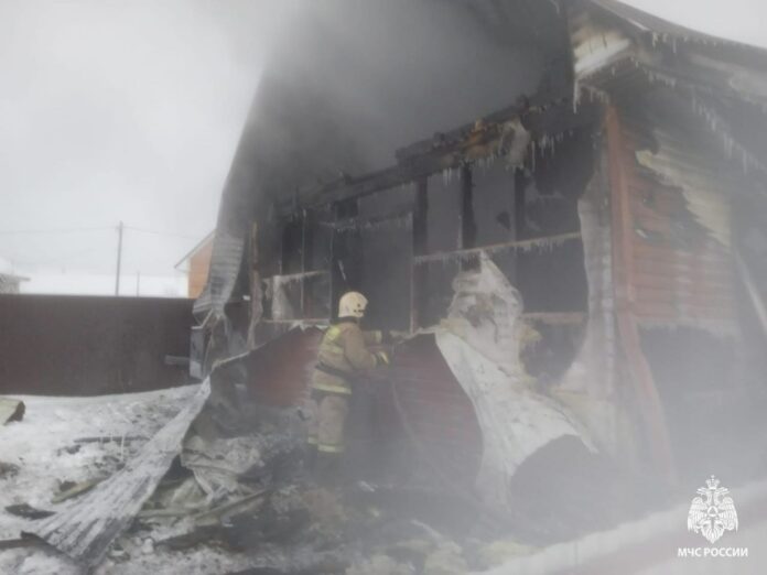В Башкирии двоих человек госпитализировали после пожара в жилой доме