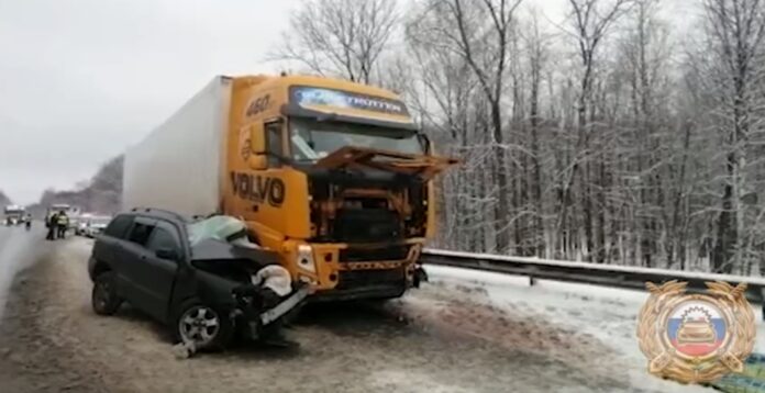 В Башкирии в ДТП с грузовиком скончался водитель «Toyota»