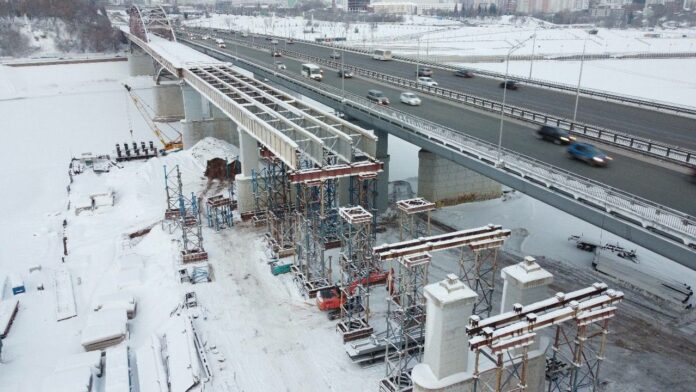 На арочный мост Уфы завезли первые 150 тонн металлоконструкций