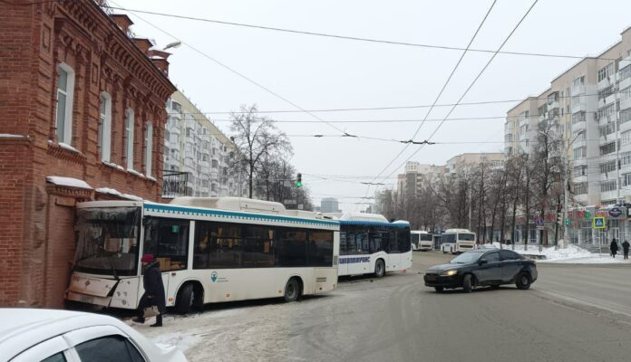 В Минздраве Башкирии сообщили о состоянии пострадавших в ДТП с тремя автобусами в Уфе