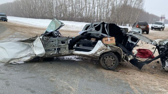В Башкирии водитель легковушки скончался в ДТП с грузовиком
