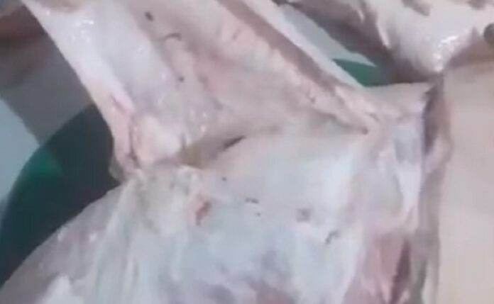 В Башкирии покупатель обнаружил странную жидкость в купленной свинине