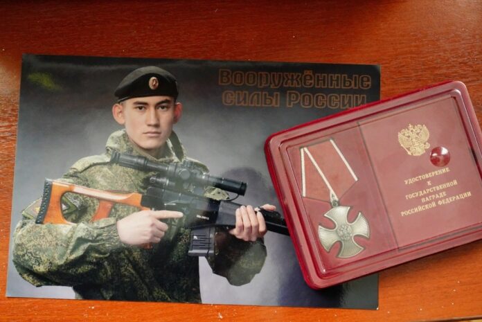 Радий Хабиров передал награду родителям погибшего на СВО Айдара Айткужина
