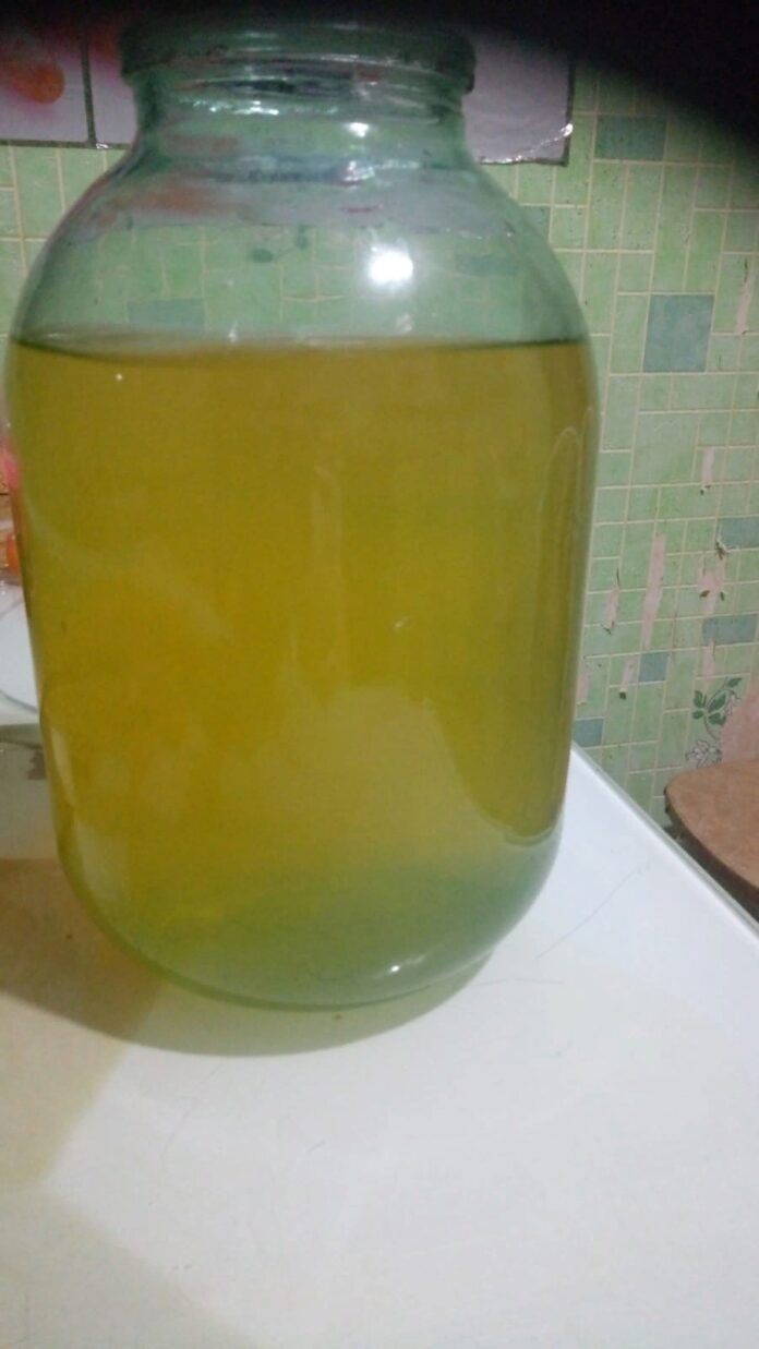 Желтая вода с неприятным запахом пошла из крана в городе Башкирии