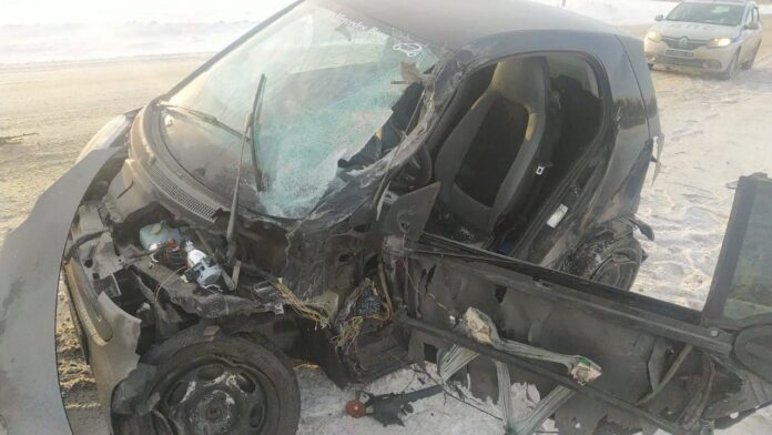 В Башкирии начинающий водитель разбил авто, столкнувшись с грузовиком