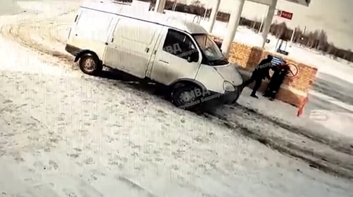В Башкирии на АЗС клиент напал на заправщика и отнял пистолет