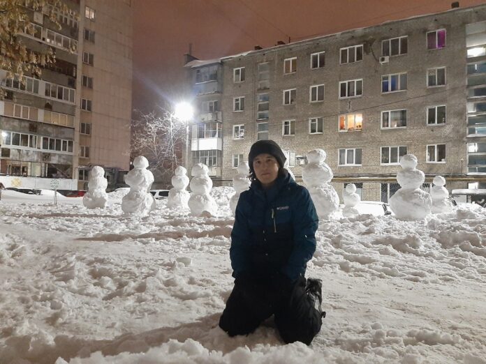 В Уфе житель Руслан Каримов за шесть часов слепил 36 снеговиков