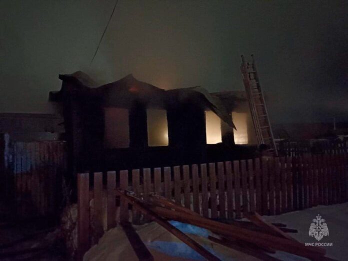 В Башкирии в бревенчатом доме сгорели мужчина и женщина