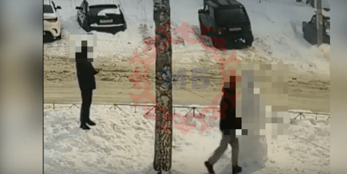 В Башкирии попали на видео издевательства вандалов над снеговиком
