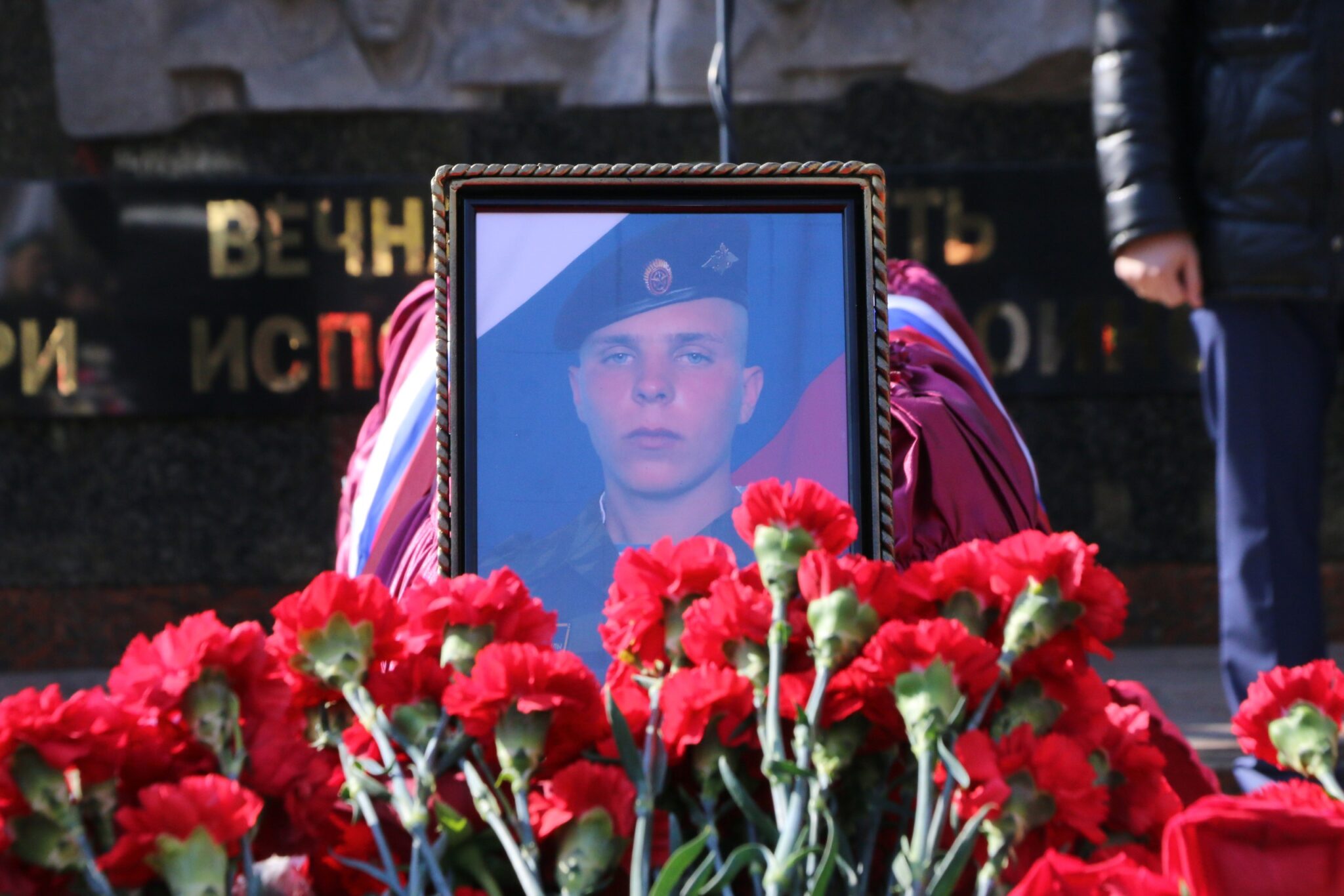 Похоронили погибших на украине. Могилы погибших на Украине. Могилы погибших солдат. Похороны российских солдат.