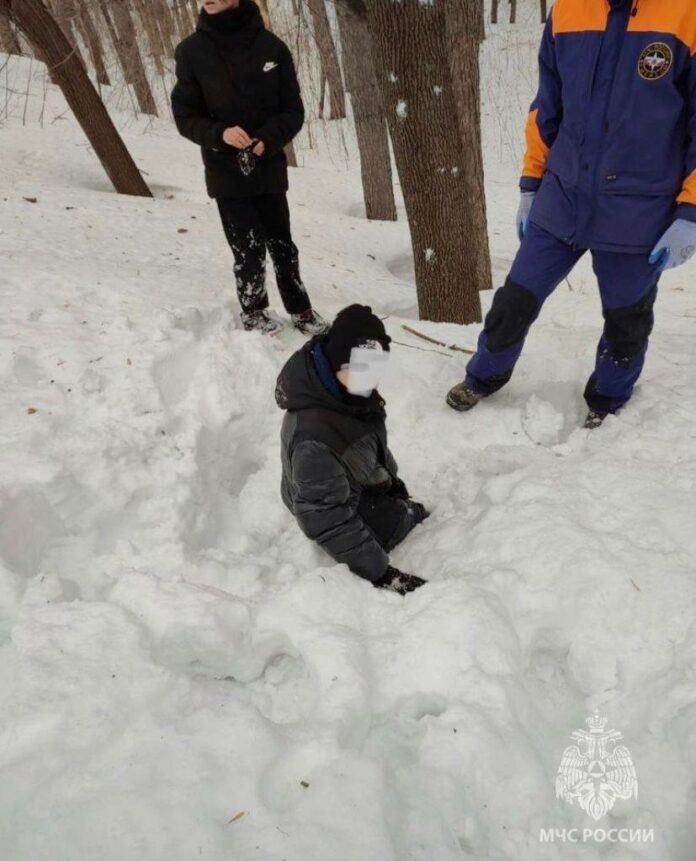 В Башкирии спасли ребенка, застрявшего в снегу после прыжка с забора